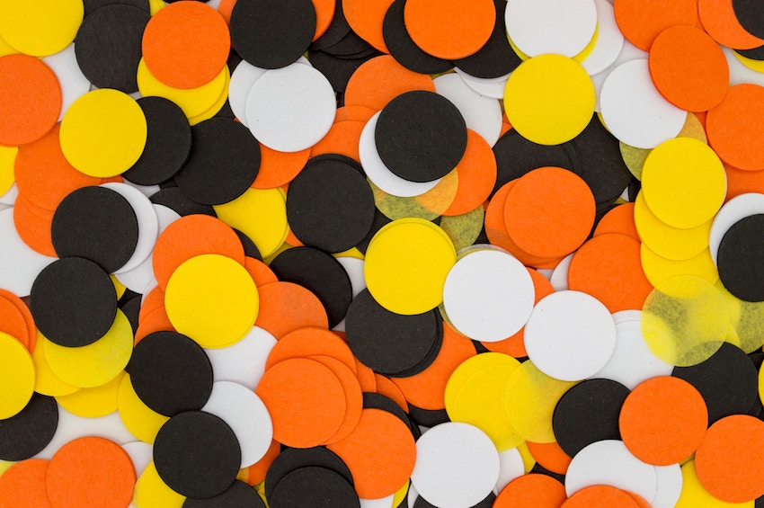 Cut out paper circles orange black and white - plastic free Halloween decorations