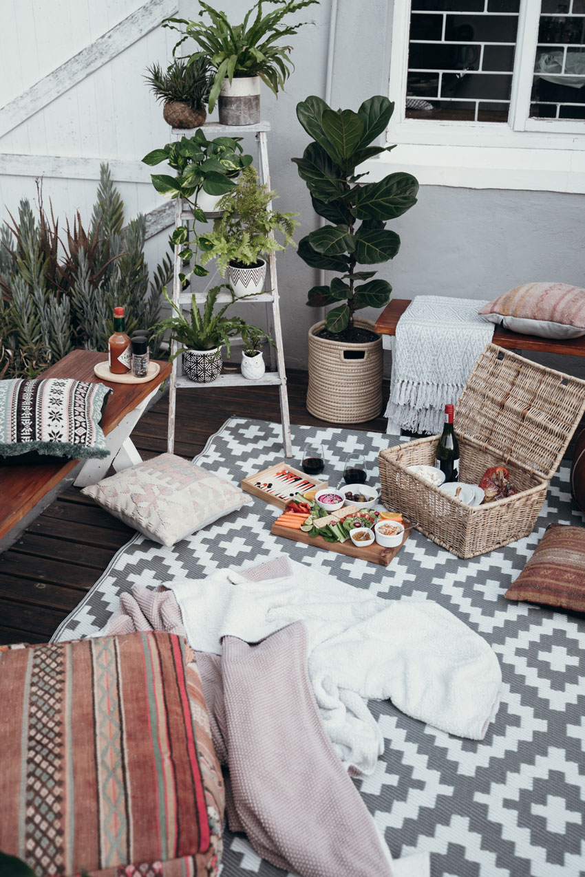 socially distanced baby shower picnic